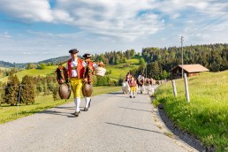Alp, Alpaufzug, Alpen, Alpfahrt, Alps, Appenzell, Appenzell Ausserrohden, Appenzellerland, Brauchtum und Anlässe, Frühling, Jahreszeiten, Kühe, Landschaft und Natur, Mai, Natur, Orte, Ostschweiz, Schweiz, Sennen, Spring, Suisse, Switzerland, Tier, Tracht, spring, tradition