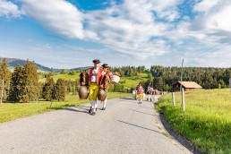 Alp, Alpaufzug, Alpen, Alpfahrt, Alps, Appenzell, Appenzell Ausserrohden, Appenzellerland, Brauchtum und Anlässe, Frühling, Jahreszeiten, Kühe, Landschaft und Natur, Mai, Natur, Orte, Ostschweiz, Schweiz, Sennen, Spring, Suisse, Switzerland, Tier, Tracht, spring, tradition