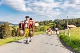 Alp, Alpaufzug, Alpen, Alpfahrt, Alps, Appenzell, Appenzell Ausserrohden, Appenzellerland, Brauchtum und Anlässe, Frühling, Jahreszeiten, Kühe, Landschaft und Natur, Mai, Natur, Orte, Ostschweiz, Schweiz, Sennen, Spring, Suisse, Switzerland, Tier, Tracht, spring, tradition