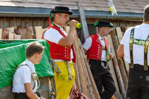 Alp, Alpaufzug, Alpen, Alpfahrt, Alps, Appenzell, Appenzell Ausserrohden, Appenzellerland, Brauchtum und Anlässe, Frühling, Jahreszeiten, Kühe, Landschaft und Natur, Mai, Natur, Orte, Ostschweiz, Schweiz, Sennen, Spring, Suisse, Switzerland, Tier, Tracht, spring, tradition
