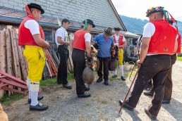 Alp, Alpaufzug, Alpen, Alpfahrt, Alps, Appenzell, Appenzell Ausserrohden, Appenzellerland, Brauchtum und Anlässe, Frühling, Jahreszeiten, Kühe, Landschaft und Natur, Mai, Natur, Orte, Ostschweiz, Schweiz, Sennen, Spring, Suisse, Switzerland, Tier, Tracht, spring, tradition