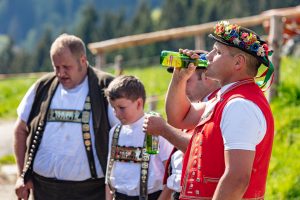 Alp, Alpaufzug, Alpen, Alpfahrt, Alps, Appenzell, Appenzell Ausserrohden, Appenzellerland, Brauchtum und Anlässe, Frühling, Jahreszeiten, Kühe, Landschaft und Natur, Mai, Natur, Orte, Ostschweiz, Schweiz, Sennen, Spring, Suisse, Switzerland, Tier, Tracht, spring, tradition