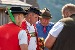 Alp, Alpaufzug, Alpen, Alpfahrt, Alps, Appenzell, Appenzell Ausserrohden, Appenzellerland, Brauchtum und Anlässe, Frühling, Jahreszeiten, Kühe, Landschaft und Natur, Mai, Natur, Orte, Ostschweiz, Schweiz, Sennen, Spring, Suisse, Switzerland, Tier, Tracht, spring, tradition