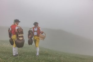 Alp, Alpaufzug, Alpen, Alpfahrt, Alps, Appenzell, Appenzell Ausserrohden, Appenzellerland, Brauchtum, Brauchtum und Anlässe, Frühling, Jahreszeiten, Kühe, Landschaft und Natur, Mai, Natur, Orte, Ostschweiz, Schweiz, Sennen, Spring, Suisse, Switzerland, Tier, Tracht, Urnäsch, tradition