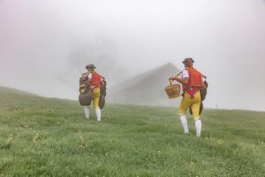 Alp, Alpaufzug, Alpen, Alpfahrt, Alps, Appenzell, Appenzell Ausserrohden, Appenzellerland, Brauchtum, Brauchtum und Anlässe, Frühling, Jahreszeiten, Kühe, Landschaft und Natur, Mai, Natur, Orte, Ostschweiz, Schweiz, Sennen, Spring, Suisse, Switzerland, Tier, Tracht, Urnäsch, tradition