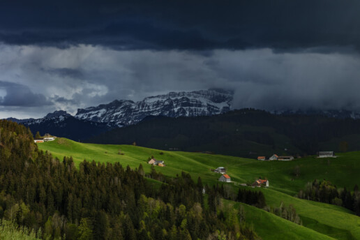 Alpen, Alps, Appenzell Ausserrohden, Appenzellerhaus, Bauerhaus, Clouds, Frühling, Haus, Schweiz, Schwellbrunn, Spring, Suisse, Switzerland, Säntis, Wolken