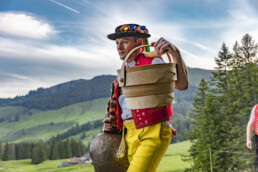 Alp, Alpabfahrt, Alpaufzug, Alpen, Alps, Appenzell, Appenzell Ausserrohden, Brauchtum, Geschlecht, Hundwil, Kultur, Mann, Morgen, Ostschweiz, Personen, Schweiz, Schwägalp, Sennen, Sommer, Suisse, Switzerland, Tracht, Urnaesch, Urnäsch, alps, summer, tradition, Öberefahre