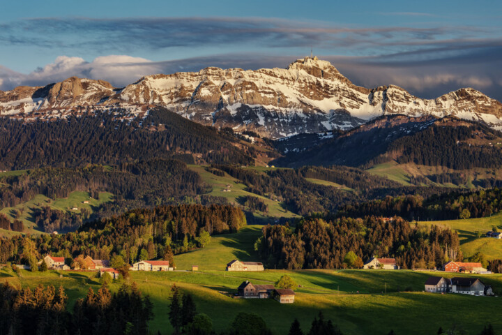 Abend, Alpen, Alpstein, Appenzell, Appenzell Ausserrohden, Appenzellerhaus, Bauerhaus, Berg, Bergmassiv, Frühling, Ortsbild, Ostschweiz, Schweiz, Spring, Streusiedlung, Suisse, Switzerland, Säntis, Säntisbahn, Säntisbahn Säntis, Waldstatt, Weiler