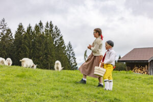 Alpabfahrt, Alpaufzug, Alpen, Alps, Appenzell, Appenzell Ausserrohden, Appenzeller Hinterland, Brauchtum, Frühling, Hochalp, Landwirtschaft, Ostschweiz, Schweiz, Sennen, Spring, Suisse, Switzerland, Tracht, Urnäsch, Wirtschaft, tradition, Öberefahre