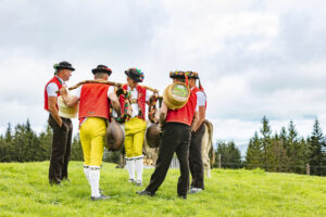 Alpabfahrt, Alpaufzug, Alpen, Alps, Appenzell, Appenzell Ausserrohden, Appenzeller Hinterland, Brauchtum, Frühling, Hochalp, Landwirtschaft, Ostschweiz, Schweiz, Sennen, Spring, Suisse, Switzerland, Tracht, Urnäsch, Wirtschaft, tradition, Öberefahre